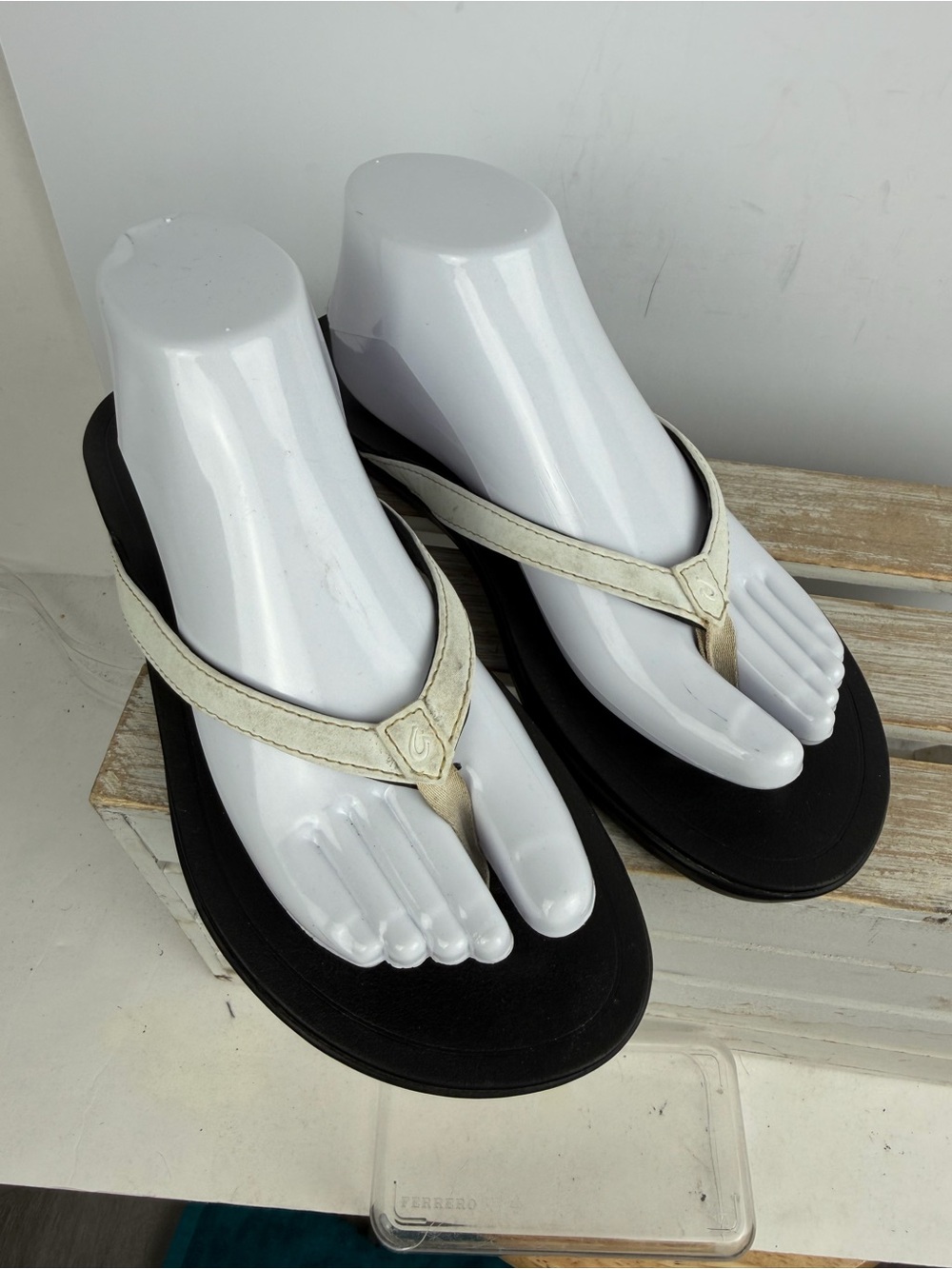 OluKai leather thong sandals cushioned sole and slim straps size 8.5-9